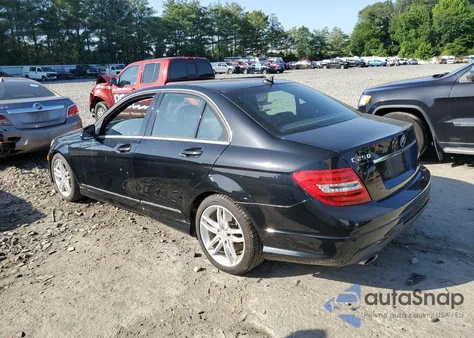 2013 Mercedes-Benz C 250 z USA, uszkodzony, nr VIN WDDGF4HB9DR270989